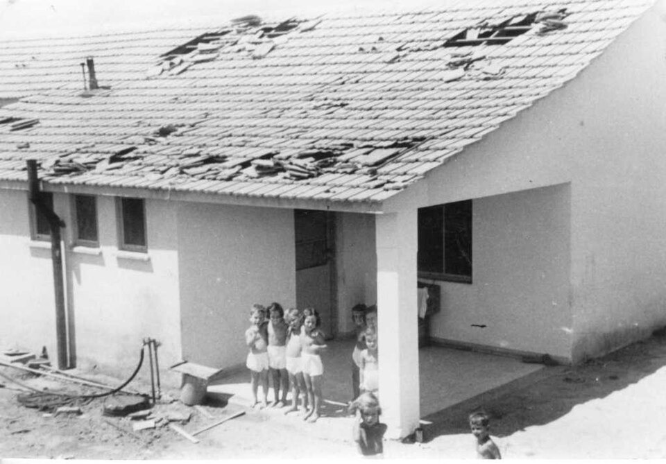 בית הילדים ברוחמה לאחר החיפוש, יוני 1946 — הגג פרוץ, ילדים עומדים במרפסת